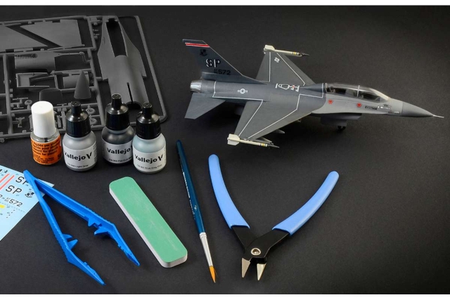 Italeri 1:72 Komplett modellsett F-16 C/D Night Falcon
