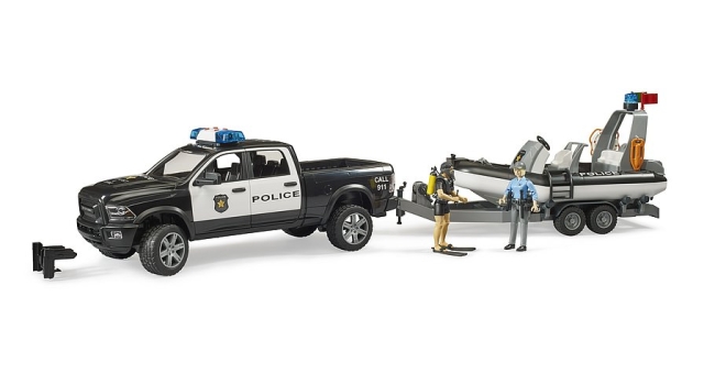 Bruder RAM 2500 Police Pickup med L+S-modul, tilhenger og båt (02507)