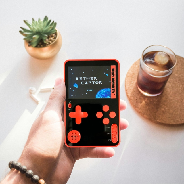 Mad Monkey Slim-konsoll