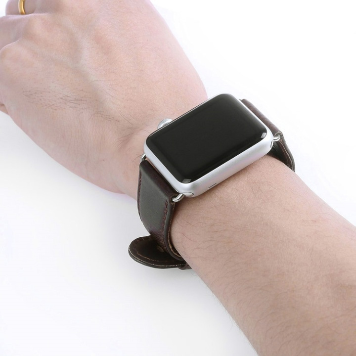 Klokkearmbånd i lærimitasjon til Apple Watch, 42/44/45mm, Mørkebrun i gruppen SMARTTELEFON & NETTBRETT / Trening, hjem og fritid / Apple Watch og tilbehør / Tilbehør hos TP E-commerce Nordic AB (38-29517)