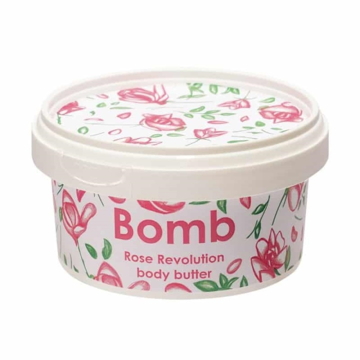 Bomb Cosmetics Body Butter Rose Revolution 210ml i gruppen HELSE OG SKJØNNHET / Hudpleie / Kroppspleie / Body lotion hos TP E-commerce Nordic AB (38-59086)