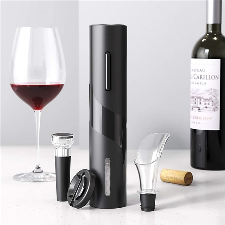 Elektrisk vinåpnersett med fire deler i gruppen HJEM, HUS OG HAGE / Kjøkkenutstyr / Vin- og drinktilbehør hos TP E-commerce Nordic AB (38-82732)