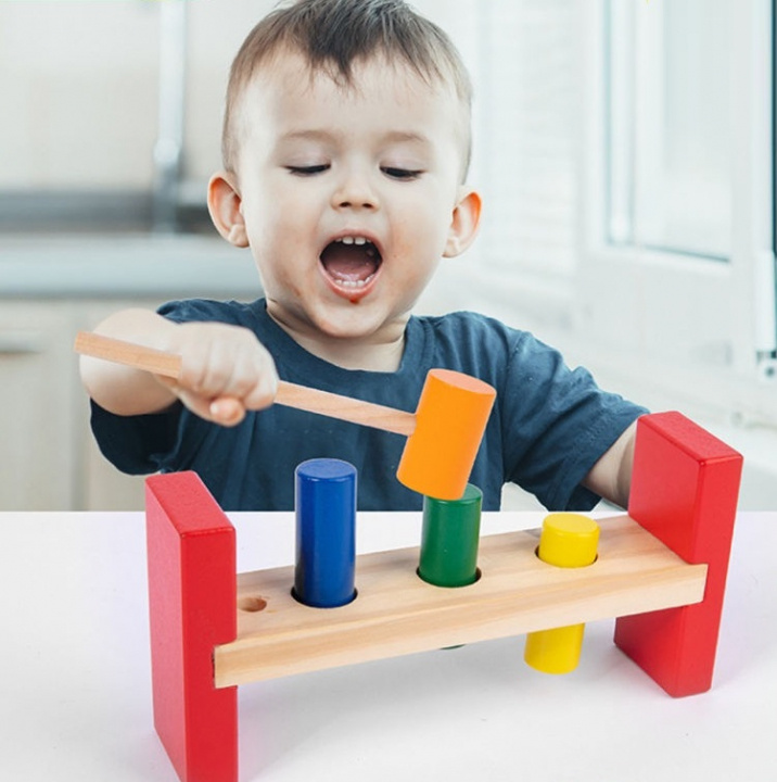 Hammerbenk med fargerike treklosser i gruppen LEKER, BARN OG BABY / Babyleker (0-3 år) / Aktivitetsleker hos TP E-commerce Nordic AB (38-83262)