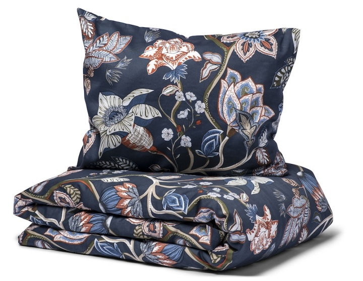 Kosta Linnewäfveri Dalaberg Satin Navy 150x210 i gruppen HJEM, HUS OG HAGE / Innredning / Sengetøy hos TP E-commerce Nordic AB (38-86390)