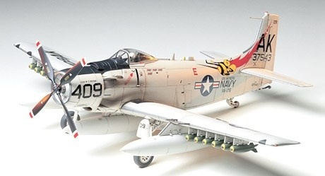 Tamiya 1/48 DOUGLAS A1H SKYRAIDER i gruppen SPORT, FRITID & HOBBY / Hobby / Plastmodeller / Fly & Helikoptre hos TP E-commerce Nordic AB (A06220)