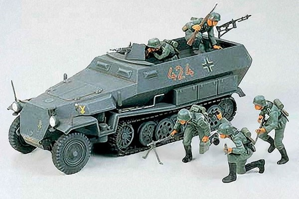 Tamiya 1/35 HANOMAG SDKFZ 251/1 i gruppen SPORT, FRITID & HOBBY / Hobby / Plastmodeller / Militære kjøretøy (land) hos TP E-commerce Nordic AB (A06247)