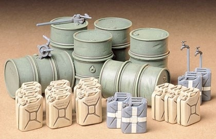 Tamiya 1/35 TYSK DRIVSTOFFTROMMESETT i gruppen SPORT, FRITID & HOBBY / Hobby / Plastmodeller / Militære kjøretøy (land) hos TP E-commerce Nordic AB (A06299)