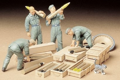 Tamiya 1/35 GERMAN AMMO-LOADING CREW i gruppen SPORT, FRITID & HOBBY / Hobby / Plastmodeller / Figurer hos TP E-commerce Nordic AB (A06301)