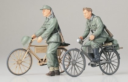 Tamiya 1/35 TYSKE SOLDATER M/CYKLER i gruppen SPORT, FRITID & HOBBY / Hobby / Plastmodeller / Militære kjøretøy (land) hos TP E-commerce Nordic AB (A06332)