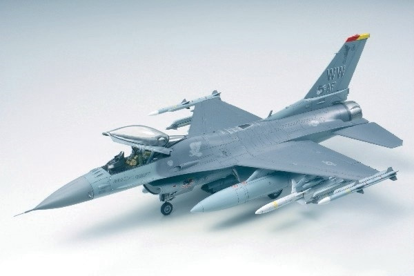 Tamiya 1/48 F-16 CJ Fighting Falcon i gruppen SPORT, FRITID & HOBBY / Hobby / Plastmodeller / Fly & Helikoptre hos TP E-commerce Nordic AB (A06421)