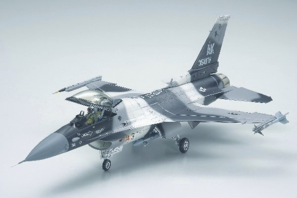 Tamiya 1/48 F-16C/N Aggressor / Adversary i gruppen SPORT, FRITID & HOBBY / Hobby / Plastmodeller / Fly & Helikoptre hos TP E-commerce Nordic AB (A06462)