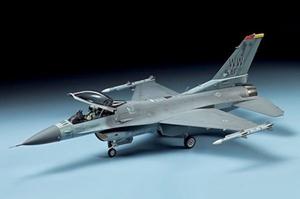 Tamiya 1/72 F-16CJ Fighting Falcon i gruppen SPORT, FRITID & HOBBY / Hobby / Plastmodeller / Fly & Helikoptre hos TP E-commerce Nordic AB (A06529)