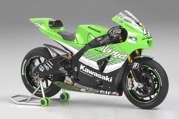 Tamiya 1/12 Kawasaki Ninja ZX-RR i gruppen SPORT, FRITID & HOBBY / Hobby / Plastmodeller / Motorsykler hos TP E-commerce Nordic AB (A06609)