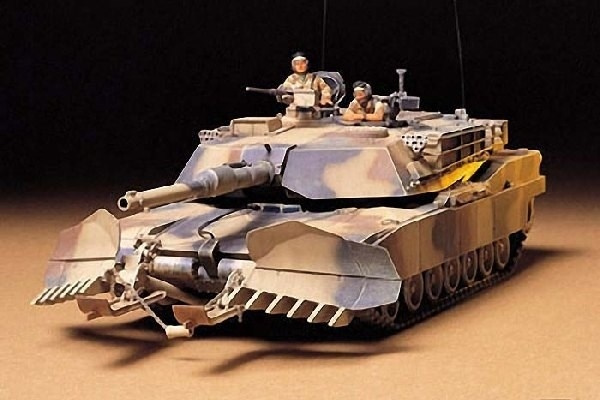 Tamiya 1/35 M1A1 Abrams m/mineplog i gruppen SPORT, FRITID & HOBBY / Hobby / Plastmodeller / Militære kjøretøy (land) hos TP E-commerce Nordic AB (A06684)