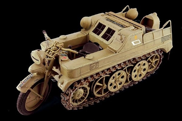 Italeri 1:9 NSU HK 101 \'Kettenkrad\' i gruppen SPORT, FRITID & HOBBY / Hobby / Plastmodeller / Motorsykler hos TP E-commerce Nordic AB (A07160)