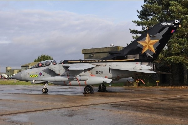 Revell 1:48 Tornado GR.4 \'Farewell\' i gruppen SPORT, FRITID & HOBBY / Hobby / Plastmodeller / Fly & Helikoptre hos TP E-commerce Nordic AB (A07598)