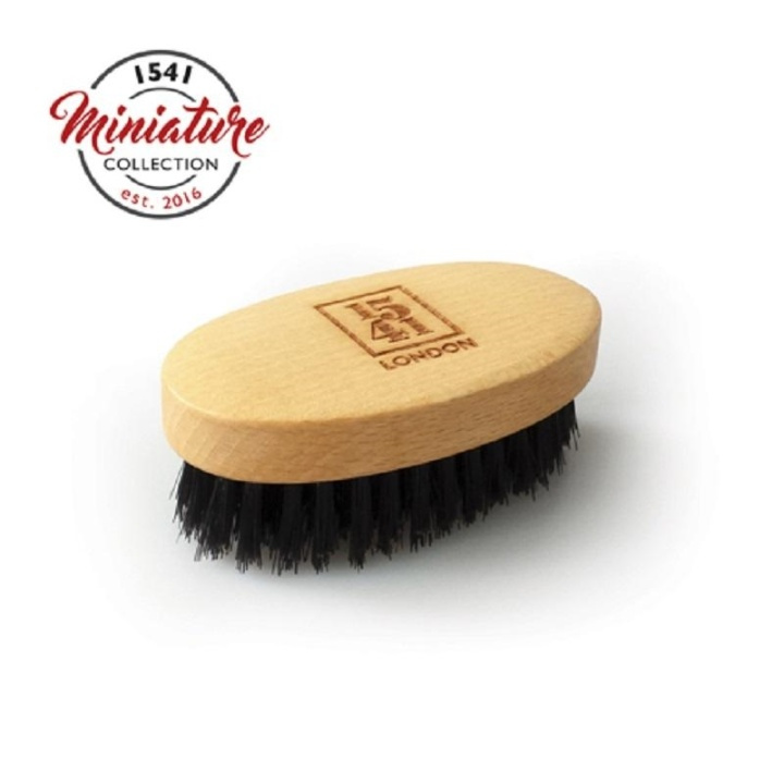 1541 London Mini Beard & Moustache Brush Beechwood i gruppen HELSE OG SKJØNNHET / Hår & styling / Barbering og trimming / Skjeggkammer og barberkoster hos TP E-commerce Nordic AB (A10178)