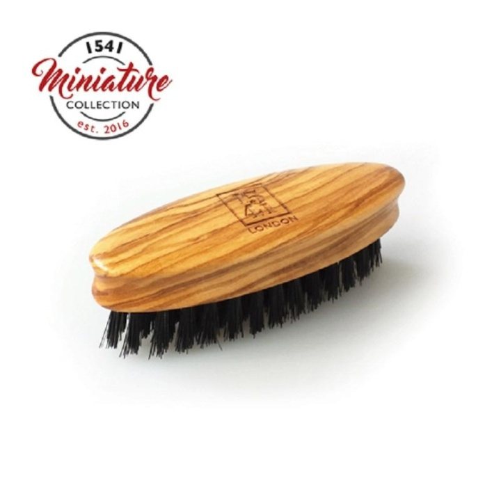 1541 London Mini Beard & Moustache Brush Olivewood i gruppen HELSE OG SKJØNNHET / Hår & styling / Barbering og trimming / Skjeggkammer og barberkoster hos TP E-commerce Nordic AB (A10179)