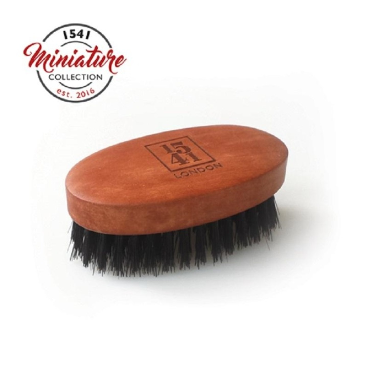 1541 London Mini skjegg- og bartebørste i pæretre i gruppen HELSE OG SKJØNNHET / Hår & styling / Barbering og trimming / Skjeggkammer og barberkoster hos TP E-commerce Nordic AB (A10180)