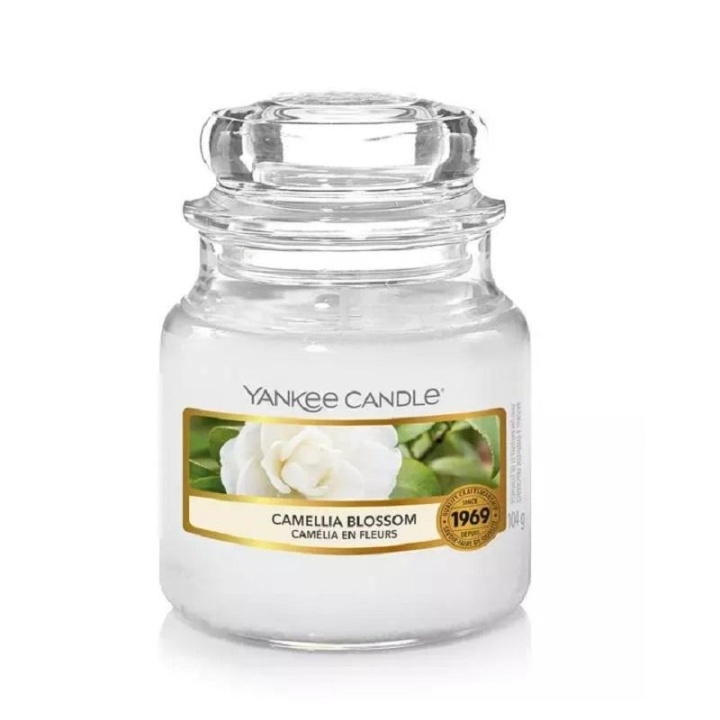 Yankee Candle Classic Small Jar Camellia Blossom 104g i gruppen HELSE OG SKJØNNHET / Duft og parfyme / Andre dufter / Duftlys hos TP E-commerce Nordic AB (A13302)