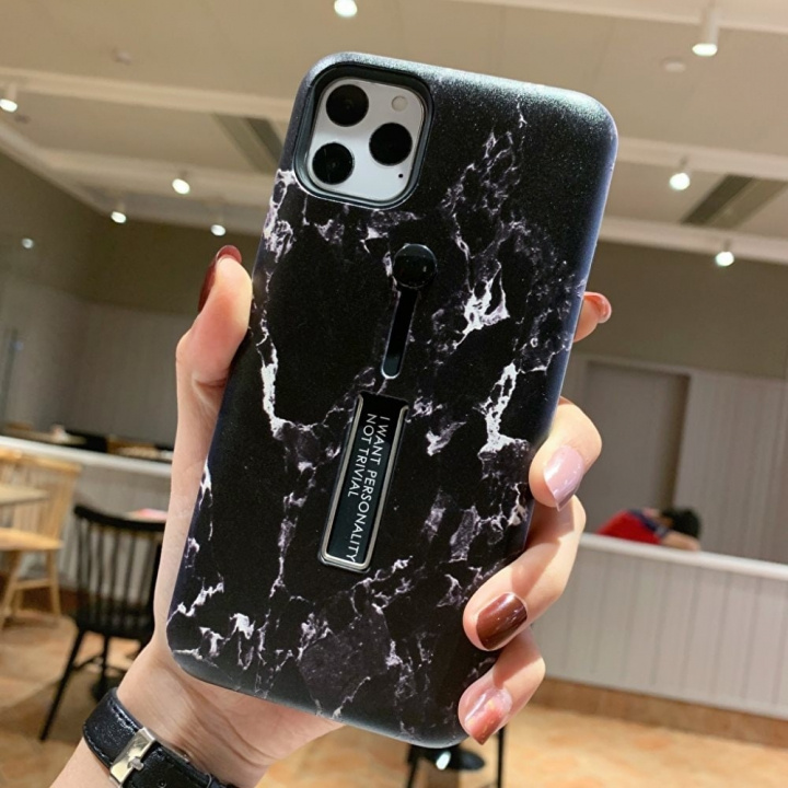 Moteveske med fingerholder - iPhone 12 Mini, svart marmor i gruppen SMARTTELEFON & NETTBRETT / Mobilbeskyttelse / Apple / iPhone 12 Mini / Deksel hos TP E-commerce Nordic AB (A20846)