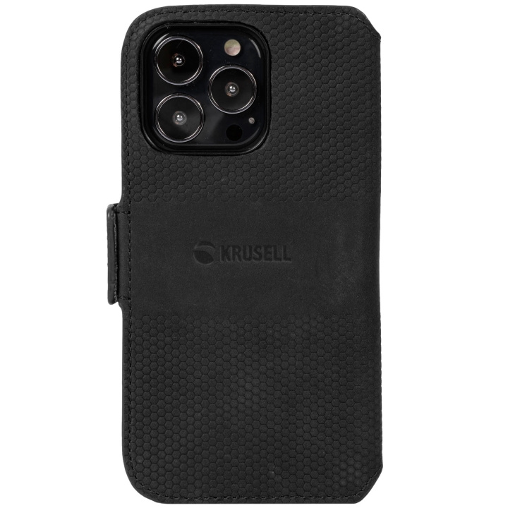 Krusell Leather Phone Wallet iPhone 13 Pro Black i gruppen SMARTTELEFON & NETTBRETT / Mobilbeskyttelse / Apple / iPhone 13 Pro / Flippdeksel hos TP E-commerce Nordic AB (C08751)