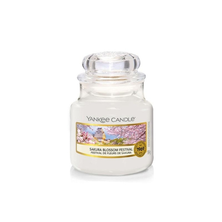 Yankee Candle Classic Small Jar Sakura Blossom Festival 104g i gruppen HELSE OG SKJØNNHET / Duft og parfyme / Andre dufter / Duftlys hos TP E-commerce Nordic AB (C11191)