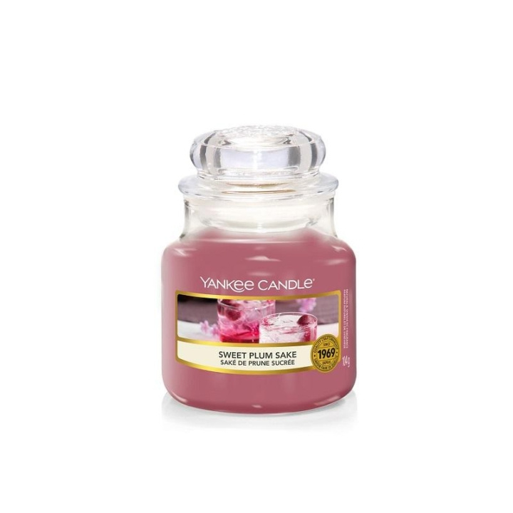 Yankee Candle Classic Small Jar Sweet Plum Sake 104g i gruppen HELSE OG SKJØNNHET / Duft og parfyme / Andre dufter / Duftlys hos TP E-commerce Nordic AB (C11202)