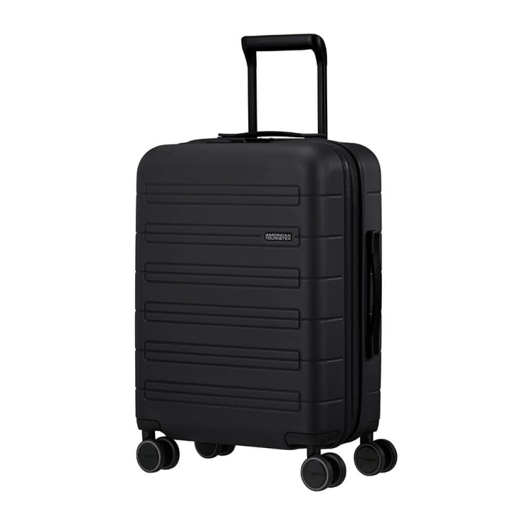 American Tourister Nova Stream Spinner 55/20 Expand Svart i gruppen SPORT, FRITID & HOBBY / Reise / Kofferter hos TP E-commerce Nordic AB (C17063)