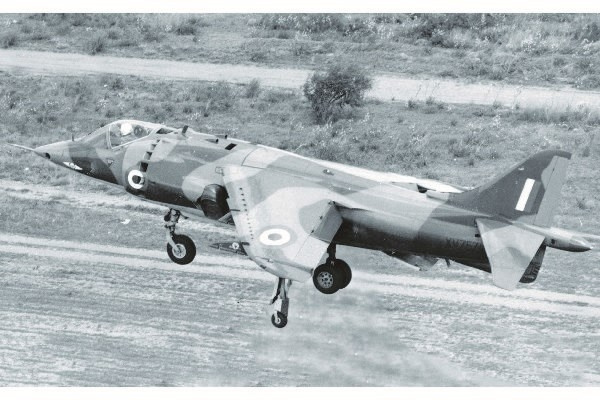 Airfix Hawker Siddeley Harrier GR.1/AV-8A i gruppen SPORT, FRITID & HOBBY / Hobby / Plastmodeller / Fly & Helikoptre hos TP E-commerce Nordic AB (C29624)