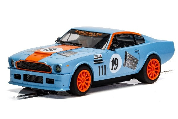 Scalextric Aston Martin V8 - Gulf Edition - Rikki Cann Racing i gruppen LEKER, BARN OG BABY / Radiostyrt / Bilbaner / Biler hos TP E-commerce Nordic AB (C29641)