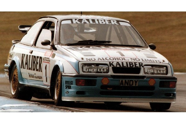 SCALEXTRIC Ford Sierra RS500 - BTCC 1988 - Andy Rouse i gruppen LEKER, BARN OG BABY / Radiostyrt / Bilbaner / Biler hos TP E-commerce Nordic AB (C29670)