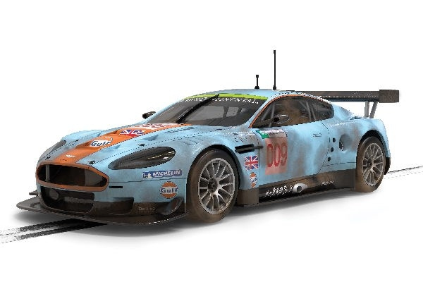 Scalextric Aston Martin DBR9 Gulf Edition ROFGO \'Dirty Girl\' i gruppen LEKER, BARN OG BABY / Radiostyrt / Bilbaner / Biler hos TP E-commerce Nordic AB (C29679)