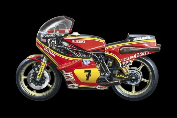 ITALERI 1:9 Suzuki RG 500 XR27 1978 Team Heron i gruppen SPORT, FRITID & HOBBY / Hobby / Plastmodeller / Motorsykler hos TP E-commerce Nordic AB (C29765)