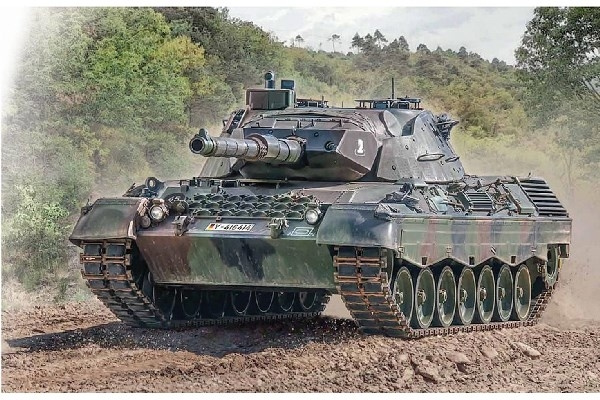 ITALERI 1:35 Leopard 1A5 i gruppen SPORT, FRITID & HOBBY / Hobby / Plastmodeller / Militære kjøretøy (land) hos TP E-commerce Nordic AB (C29822)