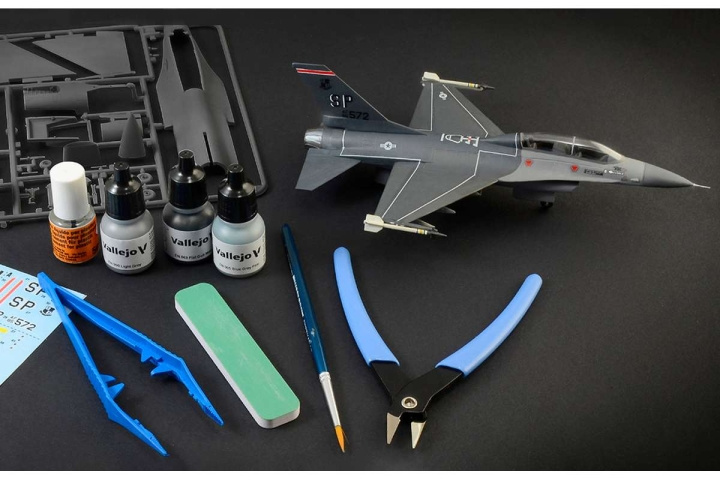 ITALERI 1:72 Complete modeling set F-16 C/D Night Falcon i gruppen SPORT, FRITID & HOBBY / Hobby / Plastmodeller / Fly & Helikoptre hos TP E-commerce Nordic AB (C29838)