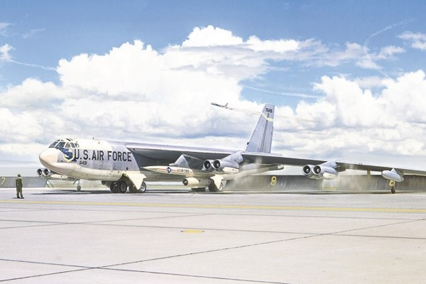 Italeri 1:72 B-52G Stratofortress Tidlig versjon med Hound i gruppen SPORT, FRITID & HOBBY / Hobby / Plastmodeller / Fly & Helikoptre hos TP E-commerce Nordic AB (C30538)