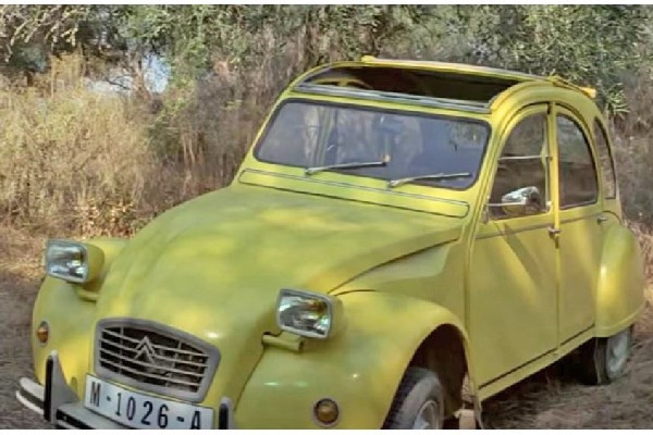 Revell James Bond \'Citroen 2 CV\' 1:24 gavesett i gruppen SPORT, FRITID & HOBBY / Hobby / Plastmodeller / Biler hos TP E-commerce Nordic AB (C30582)