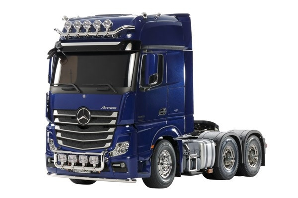 TAMIYA 1/14 Mercedes-Benz Actros 3363 ( Pre-P.Pearl Blue) i gruppen LEKER, BARN OG BABY / Radiostyrt / Annet radiostyrt hos TP E-commerce Nordic AB (C31527)