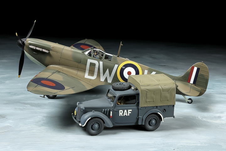 Tamiya 1/48 Supermarine Spitfire Mk.I og lett nyttekjøretøy i gruppen SPORT, FRITID & HOBBY / Hobby / Plastmodeller / Fly & Helikoptre hos TP E-commerce Nordic AB (C31749)