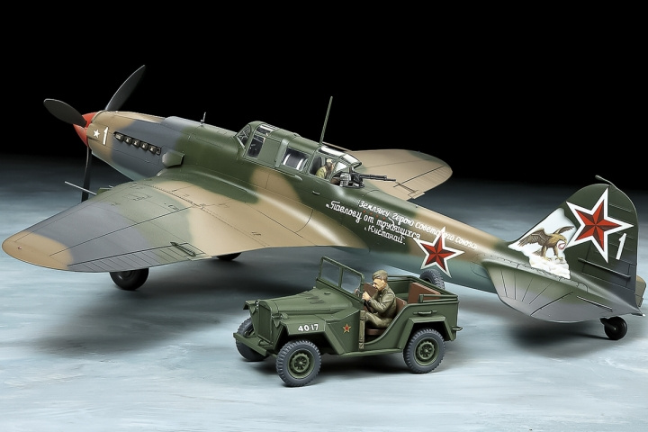 Tamiya 1/48 Ilyushin IL-2 Shturmovik & GAZ-67B-sett i gruppen SPORT, FRITID & HOBBY / Hobby / Plastmodeller / Fly & Helikoptre hos TP E-commerce Nordic AB (C31750)