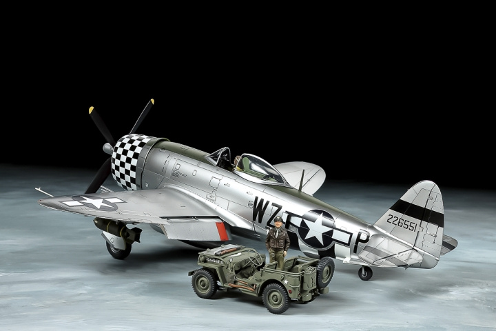 Tamiya 1/48 Republic P-47D Thunderbolt® og 1/4-tonns 4x4 lett kjøretøy i gruppen SPORT, FRITID & HOBBY / Hobby / Plastmodeller / Fly & Helikoptre hos TP E-commerce Nordic AB (C31752)