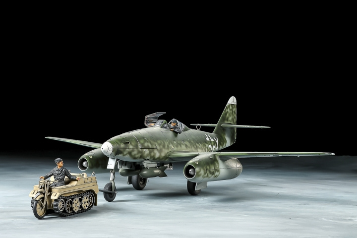 Tamiya 1/48 Messerschmitt Me262 A-2a med drivhjul og sporvidde i gruppen SPORT, FRITID & HOBBY / Hobby / Plastmodeller / Fly & Helikoptre hos TP E-commerce Nordic AB (C31761)