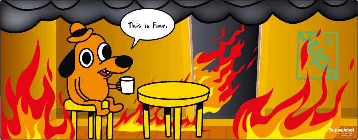Supe Skrivebordsmatte This Is Fine musematte, 92 x 36 cm i gruppen Datautstyr / GAMING / Musematter hos TP E-commerce Nordic AB (C54649)