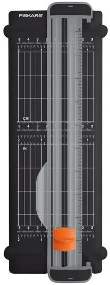 Fiskars A5 SureCut™ Titanium papirskjærer i resirkulert materiale, 22 cm. i gruppen HJEM, HUS OG HAGE / Kontorsmaterialer / På skrivebordet hos TP E-commerce Nordic AB (C57621)