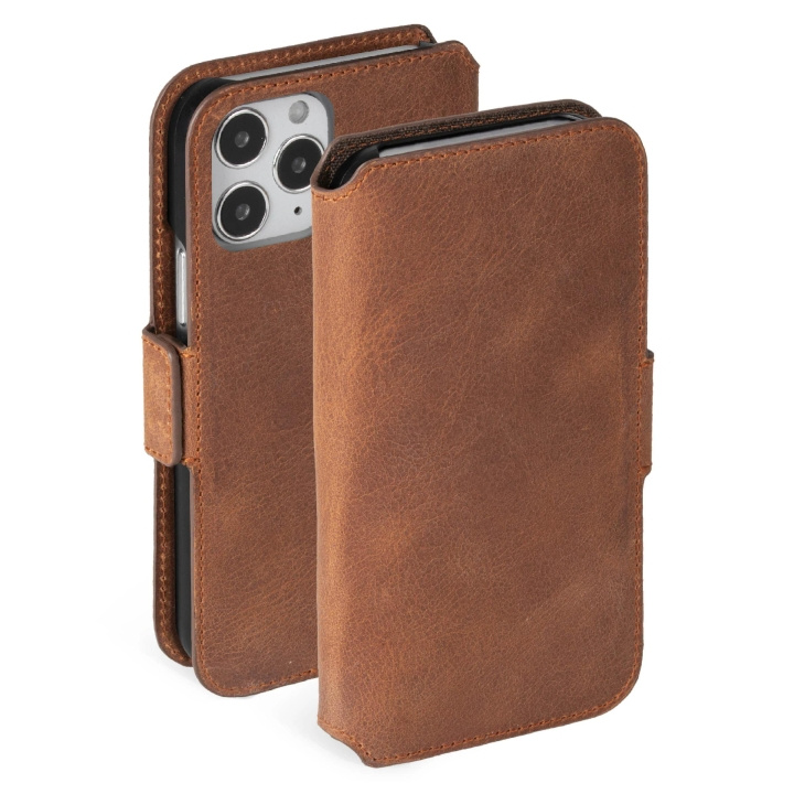 Krusell iPhone 12 Pro Max PhoneWallet Leathe, Cognac i gruppen SMARTTELEFON & NETTBRETT / Mobilbeskyttelse / Apple / iPhone 12 Pro hos TP E-commerce Nordic AB (C65280)