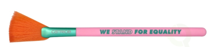 Catrice Who I Am Highlighter Brush 1 stk C01 We Stand For Equality i gruppen HELSE OG SKJØNNHET / Makeup / Verktøy og sminkesett / Børster og pensler hos TP E-commerce Nordic AB (D05857)
