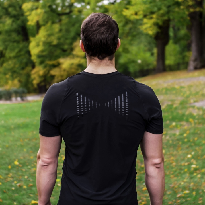 SWEDISH POSTURE T-shirt Herre Posture Reminder Svart M i gruppen SPORT, FRITID & HOBBY / Tilbehør / T-shirts hos TP E-commerce Nordic AB (D09216)