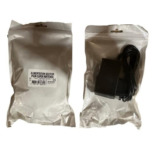 Trade Invaders Super Nintendo AC-adapter (i freaks og geeks-poser + etiketter) i gruppen Elektronikk / TV-spill & tilbehør / Nintendo 3DS hos TP E-commerce Nordic AB (D15509)