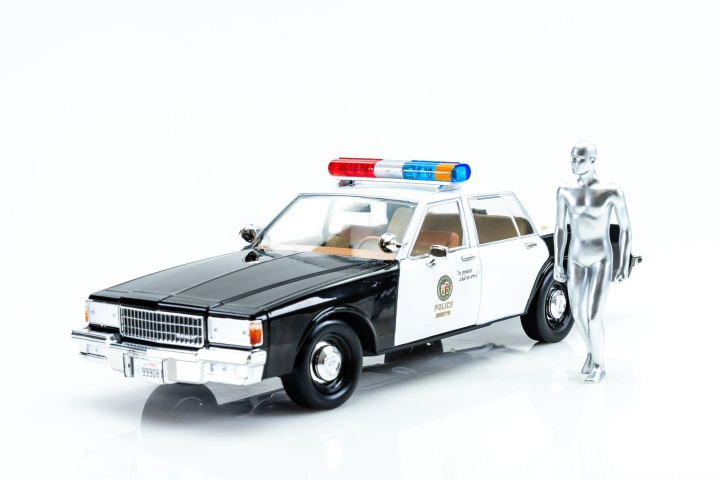 Greenlight Collectibles - 1/18 Artisan Collection - Terminator 2 (1991) - 1987 Cheverolet Caprice med Android i gruppen SPORT, FRITID & HOBBY / Hobby / Plastmodeller / Biler hos TP E-commerce Nordic AB (D18863)